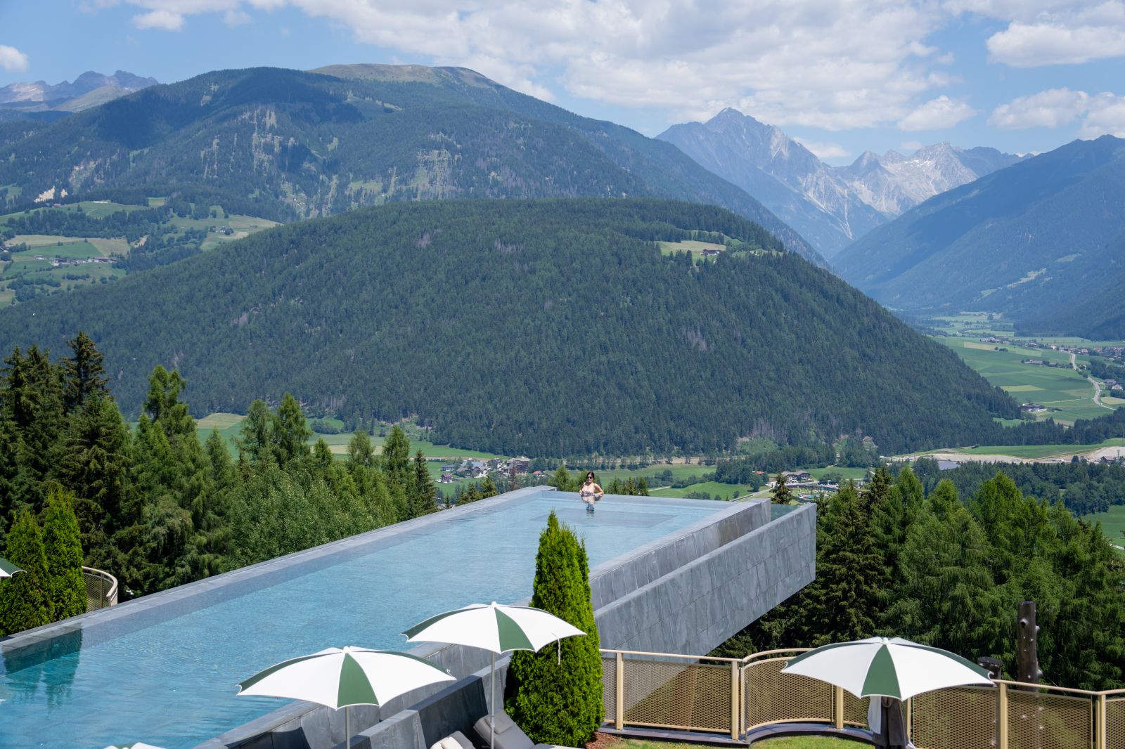 The iconic overhang infinity pool
